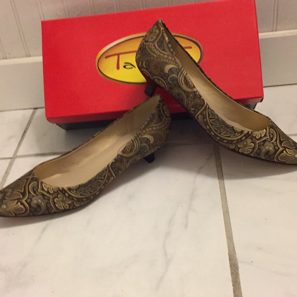 Size 7 1/2 dress shoe.Silk like material.